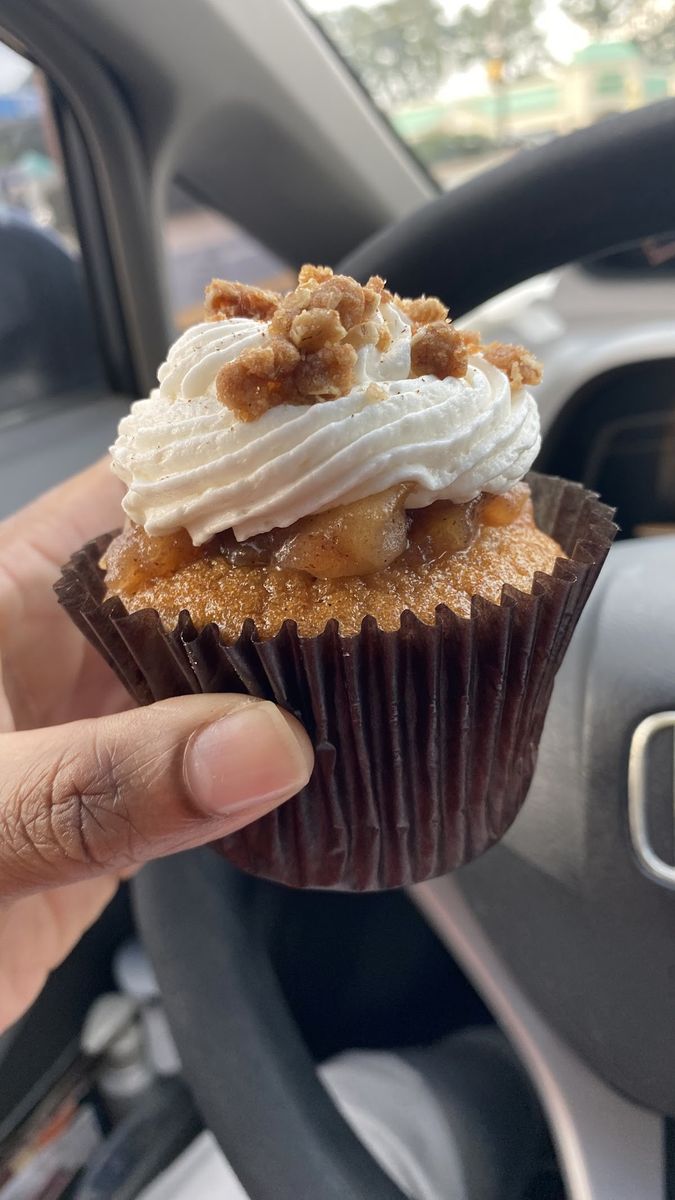 Apple-crumble cupcake with cinnamon streusel and whipped frosting
